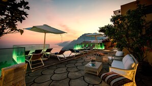 A rooftop terrace with lounge chairs, a glass balustrade, and a view of the sea at sunset. - 5 Ensuite bedroom villa with pool near Positano (Positano)