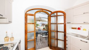 A kitchen with a wooden-framed door leading to an outdoor patio area. - 5 Ensuite bedroom villa with pool near Positano (Positano)
