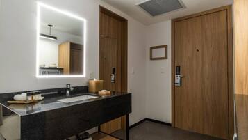 Dusch, hårtork, handdukar och tvål