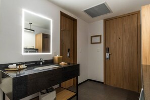 Een douche, een haardroger, handdoeken, zeep