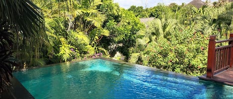 Piscina externa, espreguiçadeiras