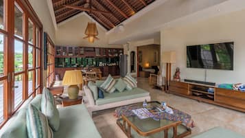 Smart TV, tenis de mesa, libros y estéreo