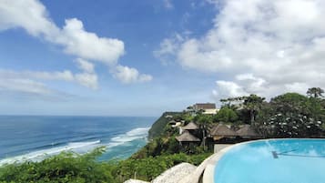 Alberca al aire libre y camastros