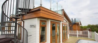 Beautiful 2-bed Lodge With hot tub and Saunain Ely