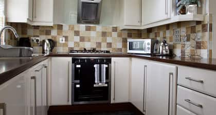 Beautiful 2-bed Lodge With hot tub and Saunain Ely