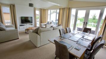 Cabin, Multiple Beds | Living room | 30-inch TV with digital channels