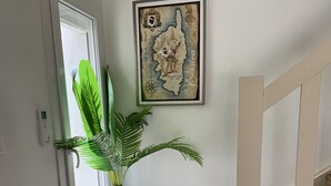 Eine Treppe mit einem Blumentopf und einer gerahmten Karte an der Wand.