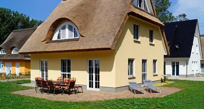 Sehr gerĂ€umiges Reethaus mit viel Komfort auf groĂem GrundstĂŒck in Randlage