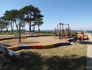 Children's area - Very spacious thatched house with lots of comfort on a large plot in a peripheral location (Glowe)