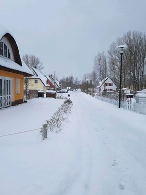Property grounds - Very spacious thatched house with lots of comfort on a large plot in a peripheral location (Glowe)