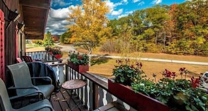 Boars Bungalow - Linderhof Golf, Pool, & More!