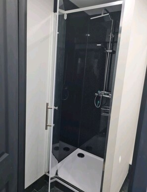 Apartment | Badezimmer | Dusche, Haartrockner, Handtücher