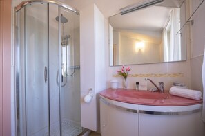 Dusche, Bidet, Handtücher