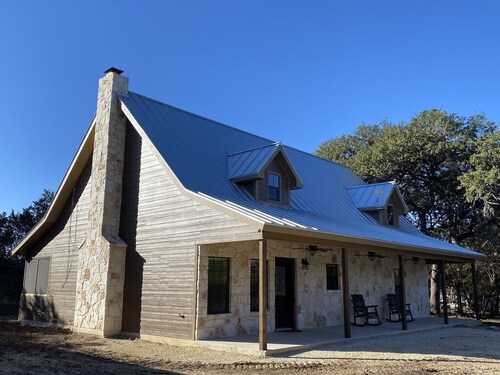 Luxury Lodge, Beautiful Interior, Screened Porch, 2 Minutes 2 Frio River!