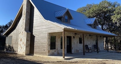 Luxury Lodge, Beautiful Interior, Screened Porch, 2 Minutes 2 Frio River!
