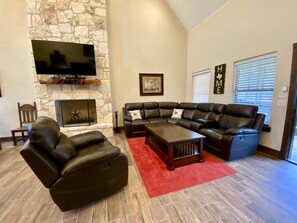 Smart TV, caminetto, libri, biblioteca musicale