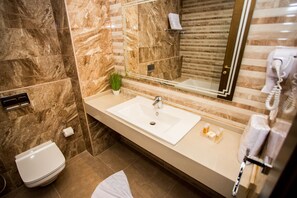 Superior Double Room | Bathroom | Free toiletries, hair dryer, slippers, towels