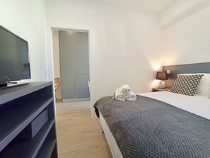 1 bedroom, soundproofing, iron/ironing board, bed sheets - Brand-New 1 Bedroom Fully Refurbished (Cannes)