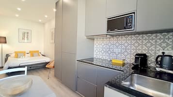1 slaapkamer, geluiddichte muren, een strijkplank/strijkijzer