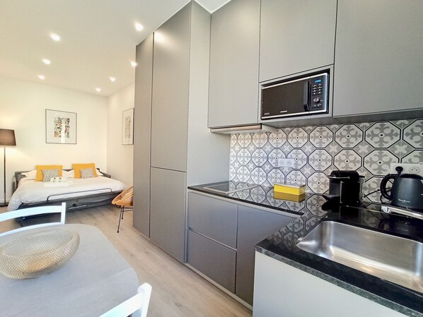 1 chambre, chambres insonorisées, fer et planche à repasser