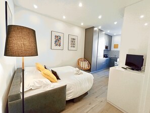 1 bedroom, soundproofing, iron/ironing board, bed sheets - Brand-New 1 Bedroom Fully Refurbished (Cannes)