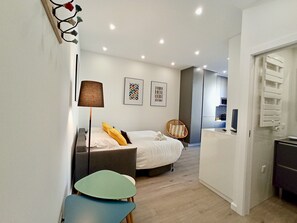 1 bedroom, soundproofing, iron/ironing board, bed sheets - Brand-New 1 Bedroom Fully Refurbished (Cannes)