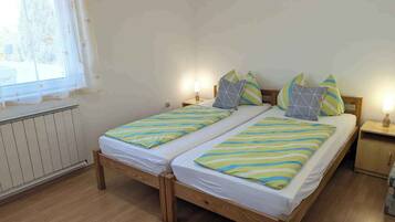 5 habitaciones, tabla de planchar con plancha y cuna de viaje