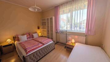 5 habitaciones, tabla de planchar con plancha y cuna de viaje