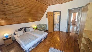 5 slaapkamers, een strijkplank/strijkijzer, reisbedje, internet