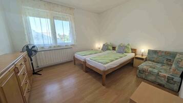 5 Schlafzimmer, Bügeleisen/Bügelbrett, Reisekinderbett, Internetzugang