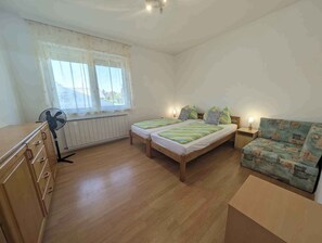 5 bedrooms, iron/ironing board, travel crib, internet