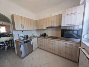 Een koelkast, een magnetron, een oven, een kookplaat