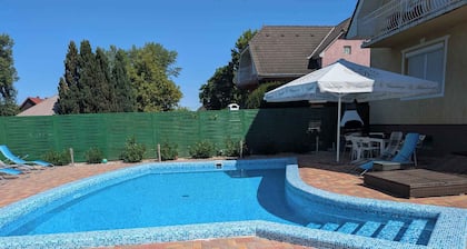 Ferienhaus mit Pool und Internet
