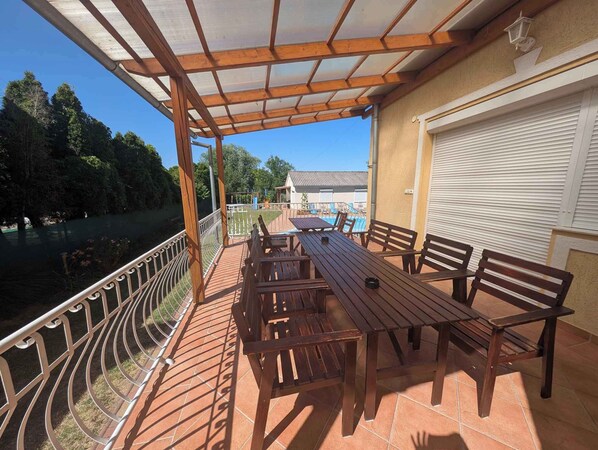 Outdoor dining