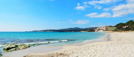 Playa en los alrededores, camastros y toallas de playa