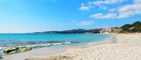 Playa en los alrededores, camastros y toallas de playa 