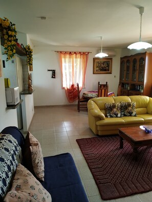 Smart TV, books - Villa with private pool (Alghero)