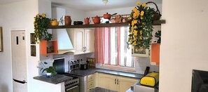 Fridge, microwave, oven, stovetop - Villa with private pool (Alghero)