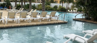 Private Luxury 2 bedroom condo Ocean view, King Bed, 2 queen beds, free wifi