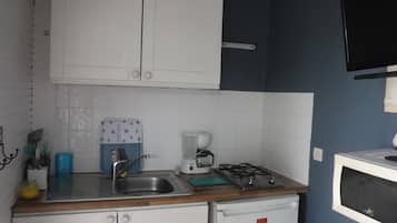 Een koelkast, een magnetron, een kookplaat