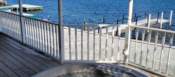 Lakefront vacation with stunning views & sunken deck hot-tub along the winetrail