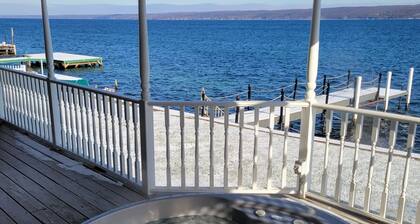 Lakefront vacation with stunning views & sunken deck hot-tub along the winetrail