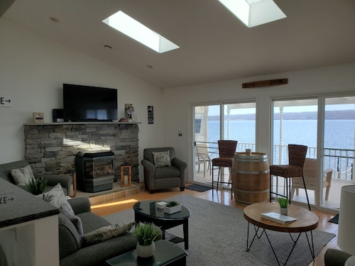 Lakefront vacation with stunning views & sunken deck hot-tub along the winetrail