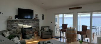 Lakefront vacation with stunning views & sunken deck hot-tub along the winetrail