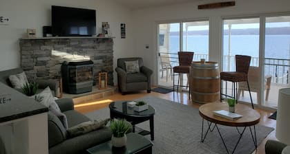 Lakefront vacation with stunning views & sunken deck hot-tub along the winetrail