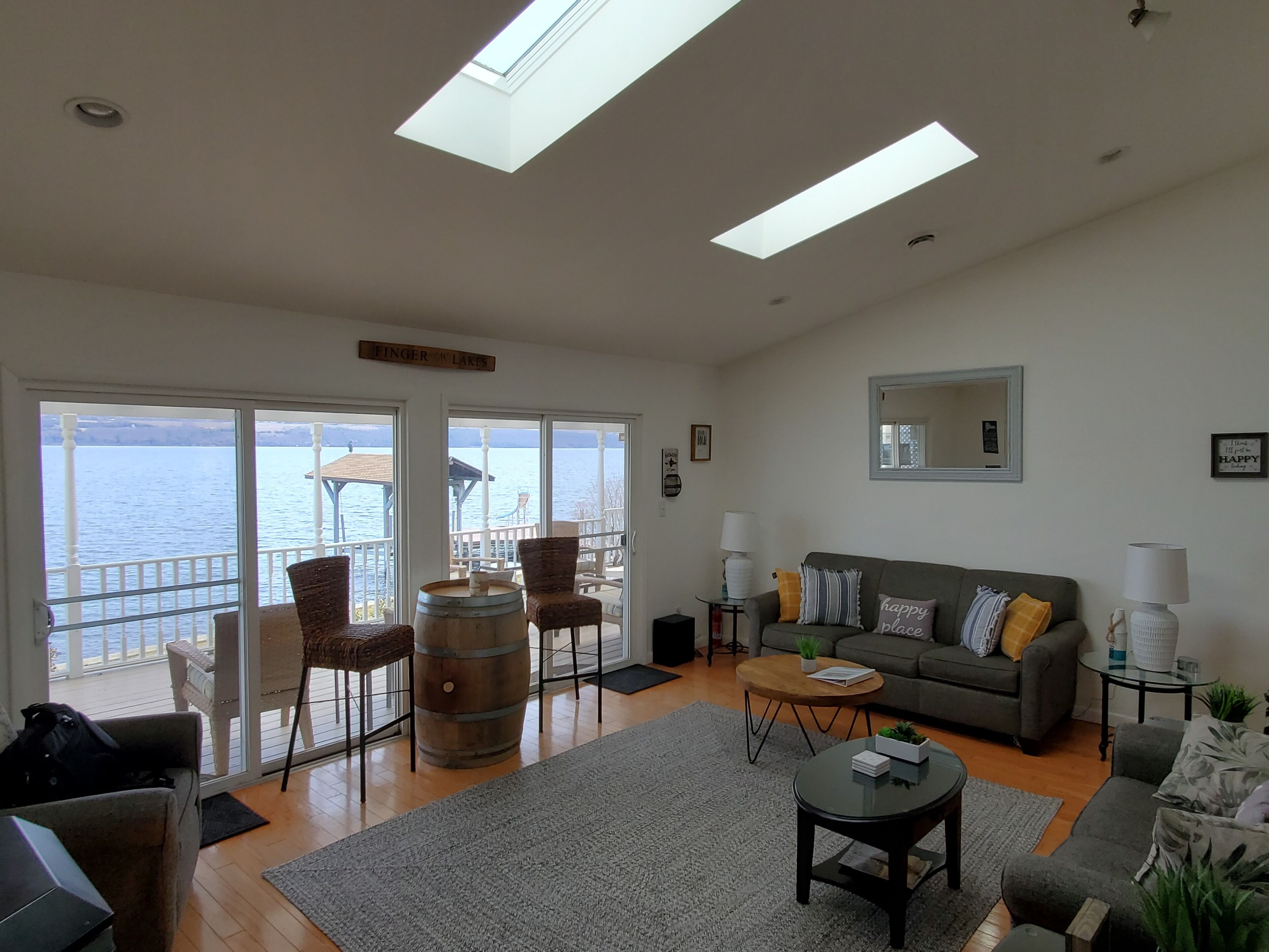 智能电视、壁炉、书、立体声音响