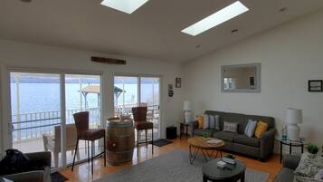 智能电视、壁炉、书、立体声音响