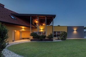 Villa familiale, plusieurs chambres, 2 salles de bains, côté montagne (Pool Villa Prleški Raj) | Extérieur