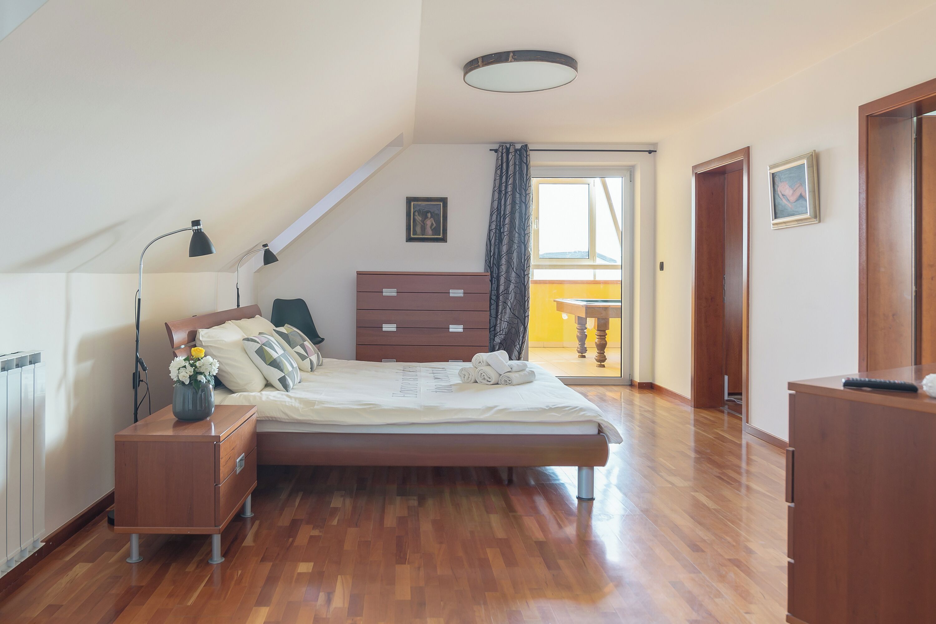 Biệt thự dành cho gia đình, nhiều phòng ngủ, 2 phòng tắm, cạnh núi (Pool Villa Prleški Raj) | 8 phòng ngủ, két bảo mật tại phòng, khu vực làm việc phù hợp cho laptop 
