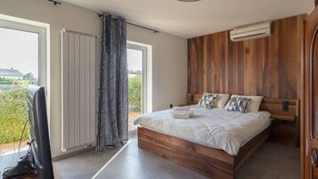 8 bedrooms, in-room safe, laptop workspace, free WiFi